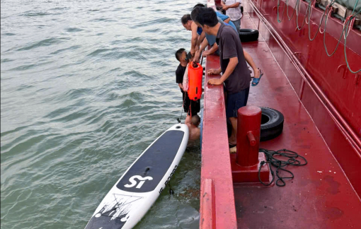 Cha và con gái 6 tuổi trôi lênh đênh trên biển suốt 13 tiếng đồng hồ