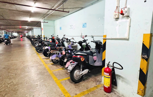 Vì sao ban quản lý chung cư "làm khó” người đi xe điện?