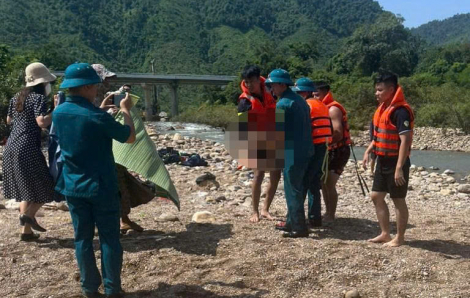 Tìm thấy thi thể 2 sinh viên mất tích khi lội suối