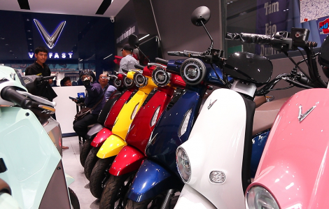 Người dân ùn ùn đi “đổi xe xăng lấy xe điện” ở TPHCM