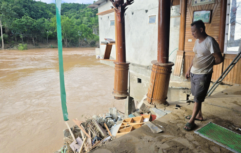 Những ngôi nhà chờ sập bên bờ sông Lam sau trận lũ lịch sử