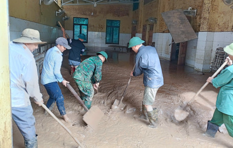 Trường học ngổn ngang sau lũ, giáo viên vùng cao tất bật dọn dẹp đón năm học mới