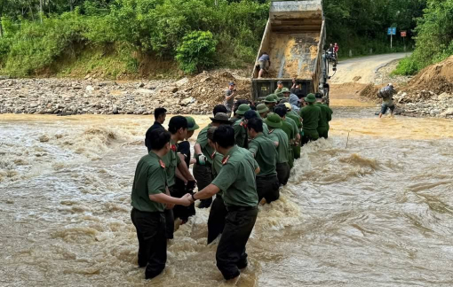 Công an dựng “hàng rào người” đưa sản phụ vượt dòng nước chảy xiết đi sinh