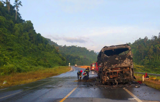 Ô tô khách cháy rụi trên tuyến La Sơn - Túy Loan, 24 hành khách may mắn thoát nạn