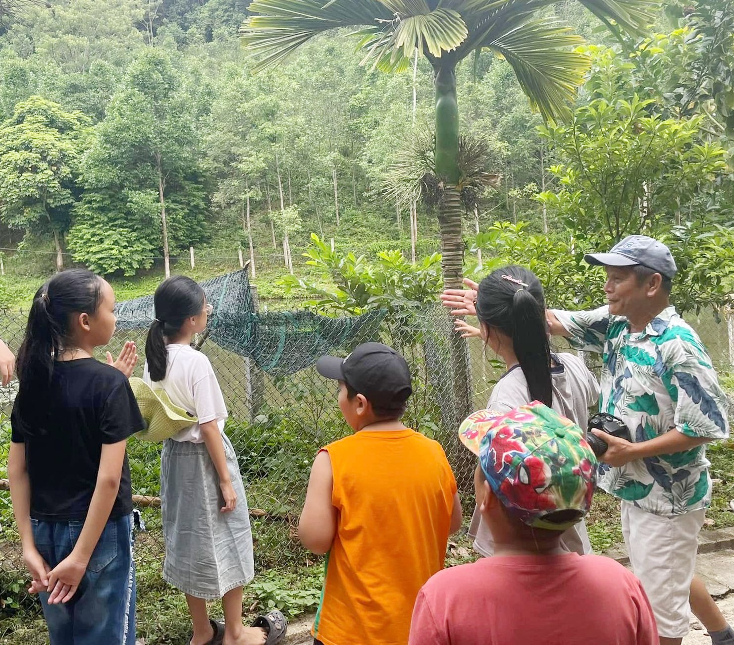 Các em nhỏ học về sinh thái cùng tiến sĩ Chu Mạnh Trinh