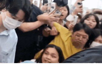 Sân bay liên tiếp hỗn loạn vì fan K-pop