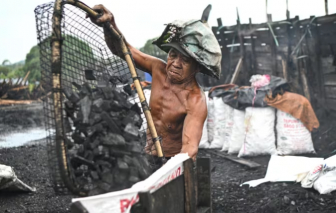 Công nhân nước ngoài ở các nhà máy sản xuất than Malaysia đang "bán mạng" để mưu sinh