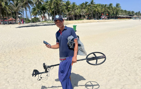 Tìm nhẫn kim cương trên bãi biển: Phép màu từ những người Việt Nam hiếu khách