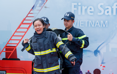 Người dân được trải nghiệm kỹ năng phòng cháy, thoát nạn tại triển lãm quốc tế ở TPHCM