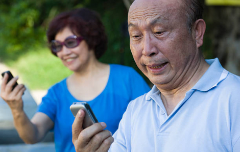 Bà đổ bệnh vì ghen tuông khi ông chơi Facebook