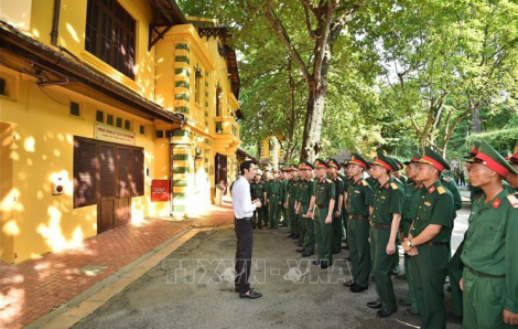 Lực lượng diễu binh Quốc khánh dâng hương tại Khu Di tích Chủ tịch Hồ Chí Minh