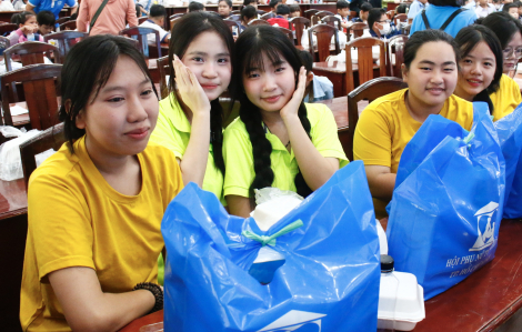 Niềm vui trước thềm năm học mới của các em học sinh vượt khó, hiếu học