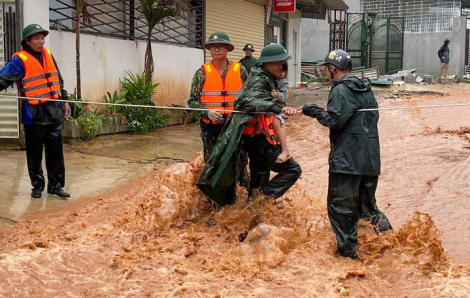 Thủ tướng chỉ đạo cứu trợ đến tận tay người dân vùng lũ quét, sạt lở