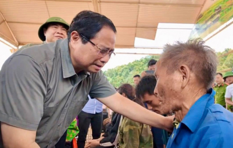 Thủ tướng Phạm Minh Chính thăm hỏi, động viên người dân vùng lũ tại Điện Biên