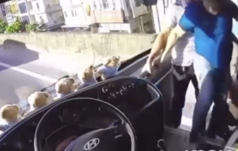 Hơn 40 hành khách mắc kẹt trên đường vành đai 3 vì người đàn ông rút chìa khoá xe