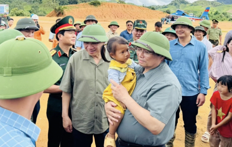 Khoảnh khắc xúc động của Thủ tướng Phạm Minh Chính với bà con chịu ảnh hưởng mưa lũ