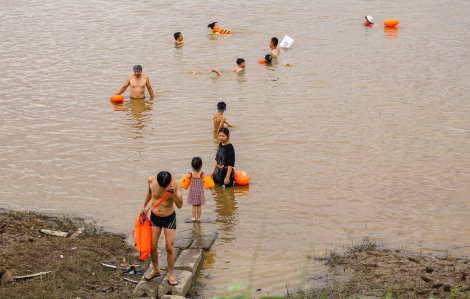 Người dân đổ xô ra sông hồ tìm cách giải nhiệt ngày Hà Nội nắng đỉnh điểm