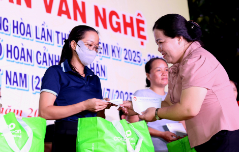 Người lao động ở phường Bình Hưng Hoà được chăm lo bằng những phần quà thiết thực