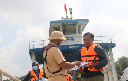 Cảnh sát đường thủy TPHCM đến từng bến đò để tuyên truyền an toàn giao thông, an ninh trật tự