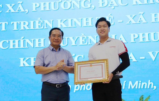 Chủ tịch UBND TPHCM khen thưởng nam thanh niên dũng cảm cứu sống 2 mẹ con đuối nước