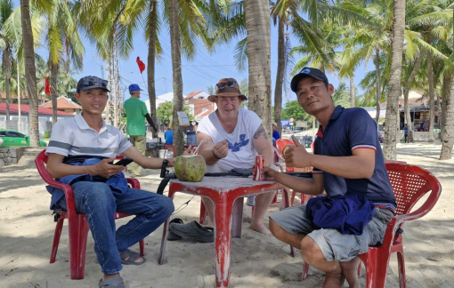 Khen thưởng 2 cá nhân tìm lại nhẫn đính hôn của nam du khách người Úc