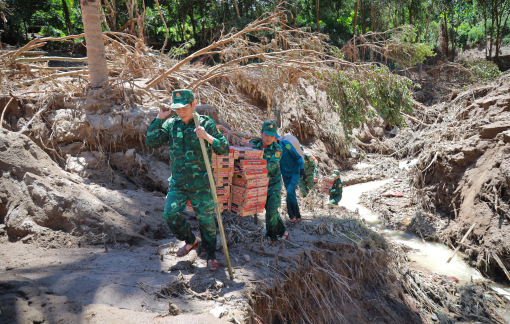 Huy động “trai bản” gùi hàng cứu trợ sau lũ