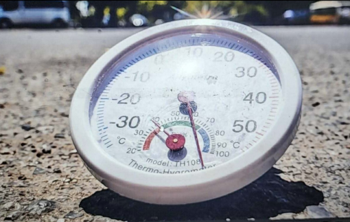 Người dân Hà Nội mệt mỏi dưới cái nắng 40 độ C