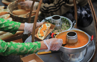 Bánh mì sốt gạch cua "gây sốt" Sài Gòn: Mỗi ổ có nửa con cua, bán 200 ổ/ngày
