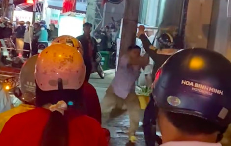 Công an vào cuộc vụ 2 người đàn ông cầm gậy đuổi đánh náo loạn trên đường