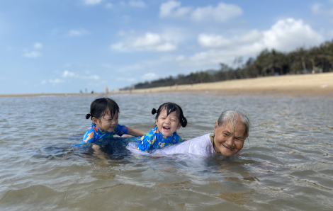 Đừng đợi rảnh mới đưa má đi chơi