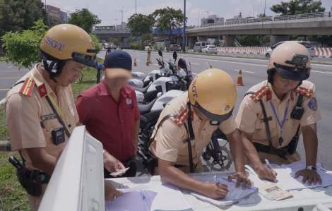 Hành khách chủ quan, tài xế xe khách bị CSGT phạt tiền gần 1 triệu đồng