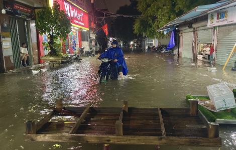 Mưa lớn gây ngập tại Hà Nội, người dân bì bõm lội nước