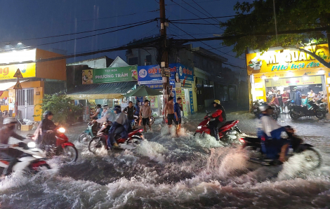 Mưa lớn, nhiều tuyến đường quanh chợ Thủ Đức ngập nặng, nước chảy như thác