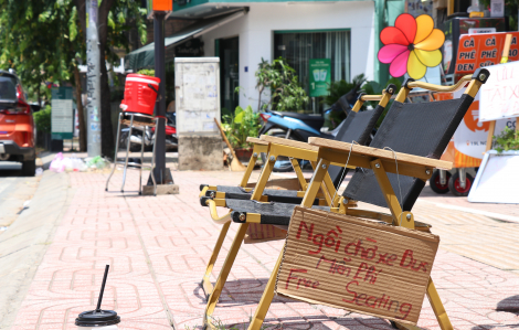 Quán cà phê ở TPHCM đặt ghế để hành khách ngồi nghỉ chân, chờ xe buýt