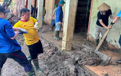 Trường học ở Nghệ An hỗ trợ nhau dọn bùn đất, chuẩn bị cho năm học mới