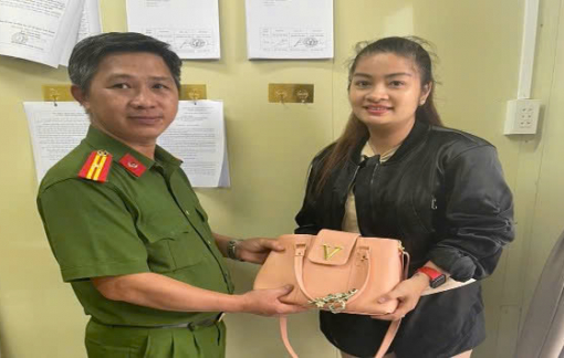 Nữ du khách vui mừng nhận lại tài sản bị bỏ quên ở Phú Quốc