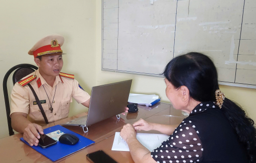 Nữ tài xế 64 tuổi lái ô tô chạy ngược chiều trên quốc lộ N2B ở Đồng Tháp