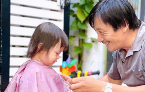 Để ba cắt tóc cho con