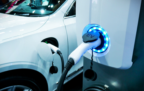 Giữa ngã ba xe xăng - xe điện: Một chủ trương đúng cần được thực thi đúng cách