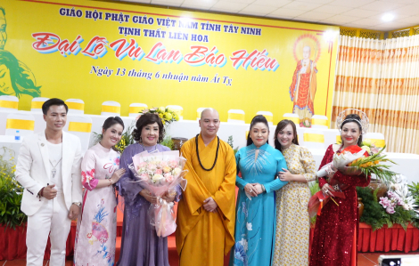 Khán giả đội mưa xem NSND Lệ Thủy, NSƯT Phượng Hằng và con gái NSƯT Vũ Linh biểu diễn mùa Vu Lan