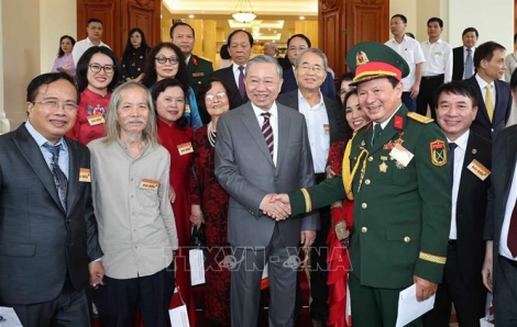 Tổng bí thư Tô Lâm gặp mặt đại biểu trí thức, nhà khoa học, văn nghệ sĩ