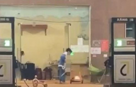 Xác minh vụ bé trai 16 tháng tuổi bị xách ngược, ném xuống nền bê tông