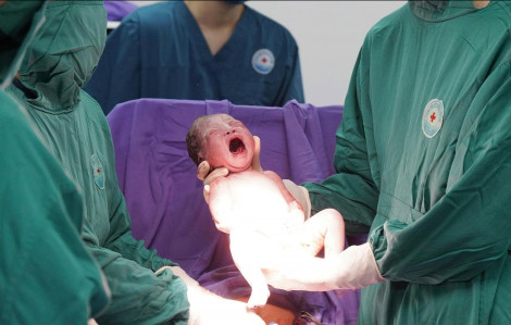 Xuyên đêm vượt sóng gió, cứu sản phụ khó sinh trên đảo