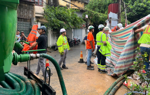 Dung dịch "bùn" đang phun tràn gần tuyến đường sắt đô thị Hà Nội