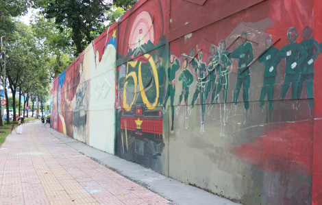 Ấn tượng bức bích họa dài 300m tái hiện lễ diễu binh ở TPHCM