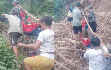 Dùng võng gánh cụ bà băng rừng đi chữa bệnh sau lũ