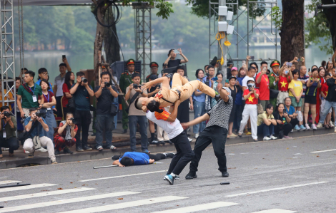 Người dân Thủ đô đến Hồ Gươm từ 4g sáng xem Công an diễu binh, diễu hành