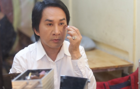 NSƯT Kim Tử Long nhớ những ngày phải mượn trang phục của đàn anh để diễn