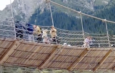 Sập cầu treo ở Trung Quốc khiến 29 người gặp nạn, 5 người tử vong