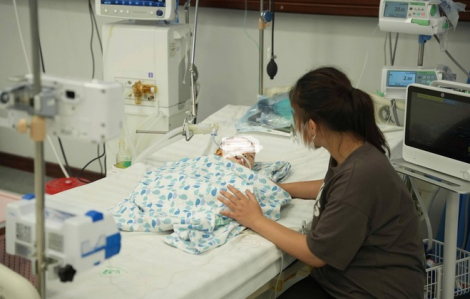 Uống phải tinh dầu đuổi muỗi, bé trai 15 tháng tuổi nguy kịch